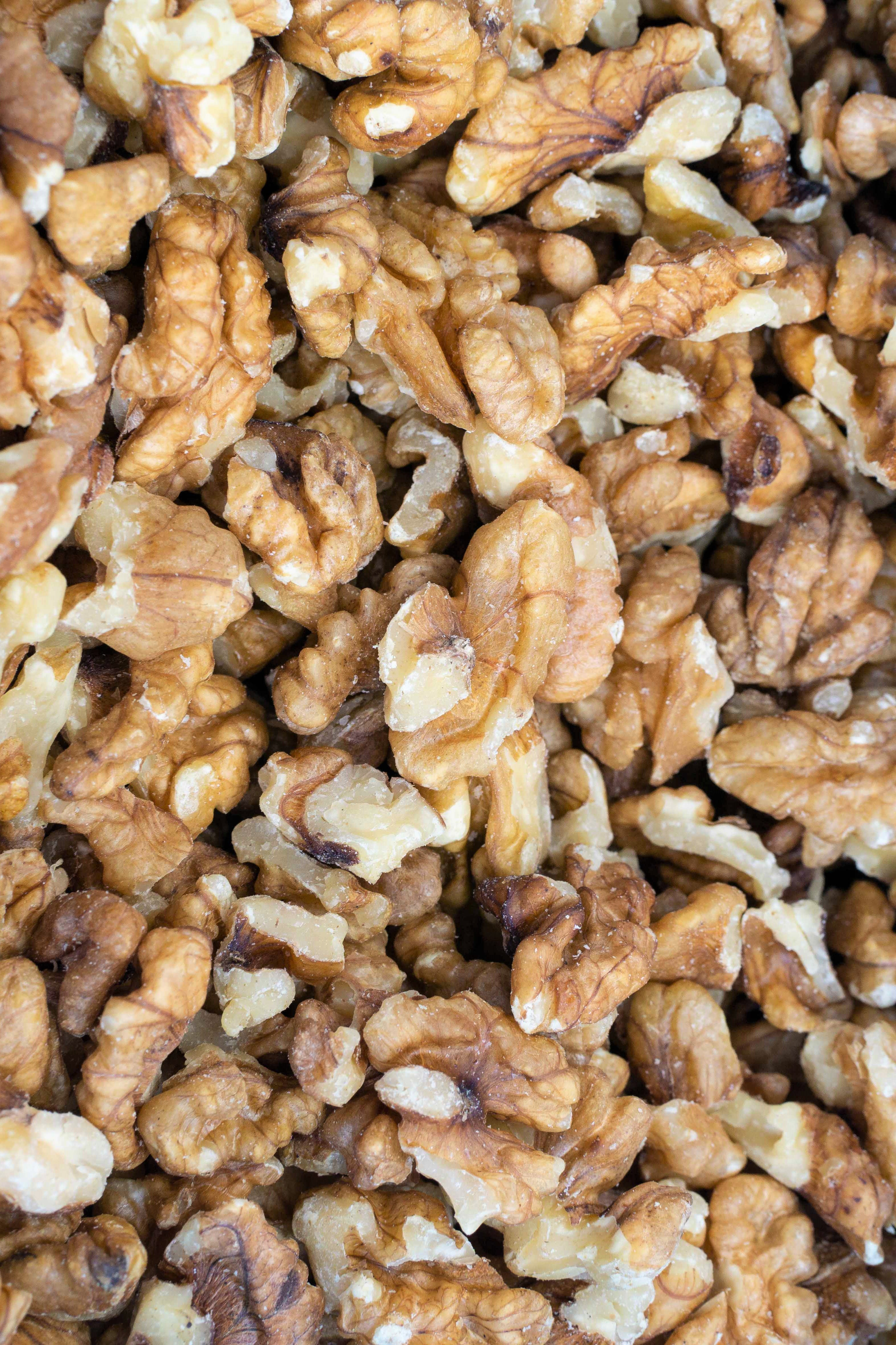 Organic walnut kernels broken, light halves 80%, Romania