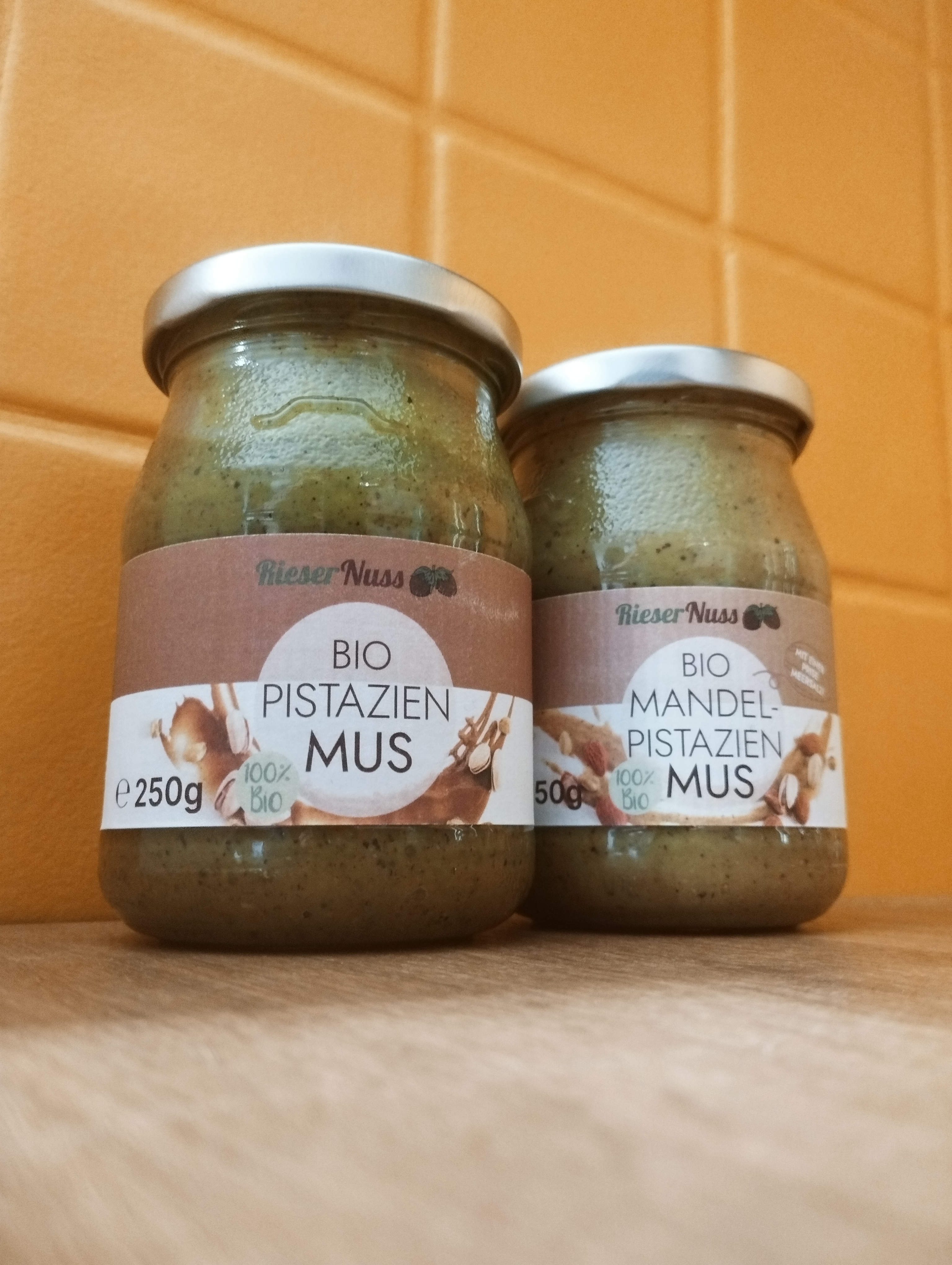 Bio Pistazienmus und Bio Mandel-Pistazienmus in einem Glas