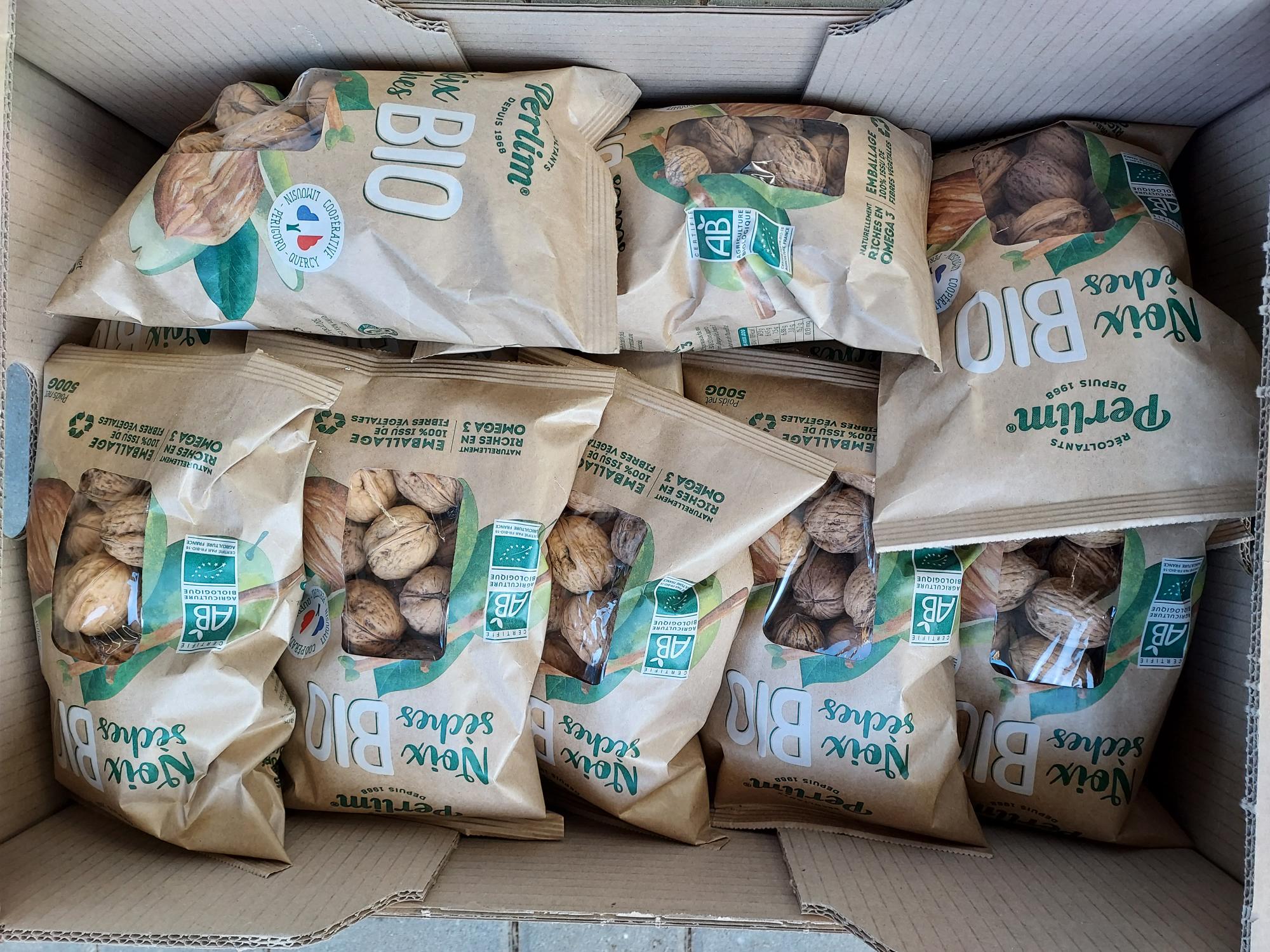 Organic walnuts in shell, France, assortment 32-34mm