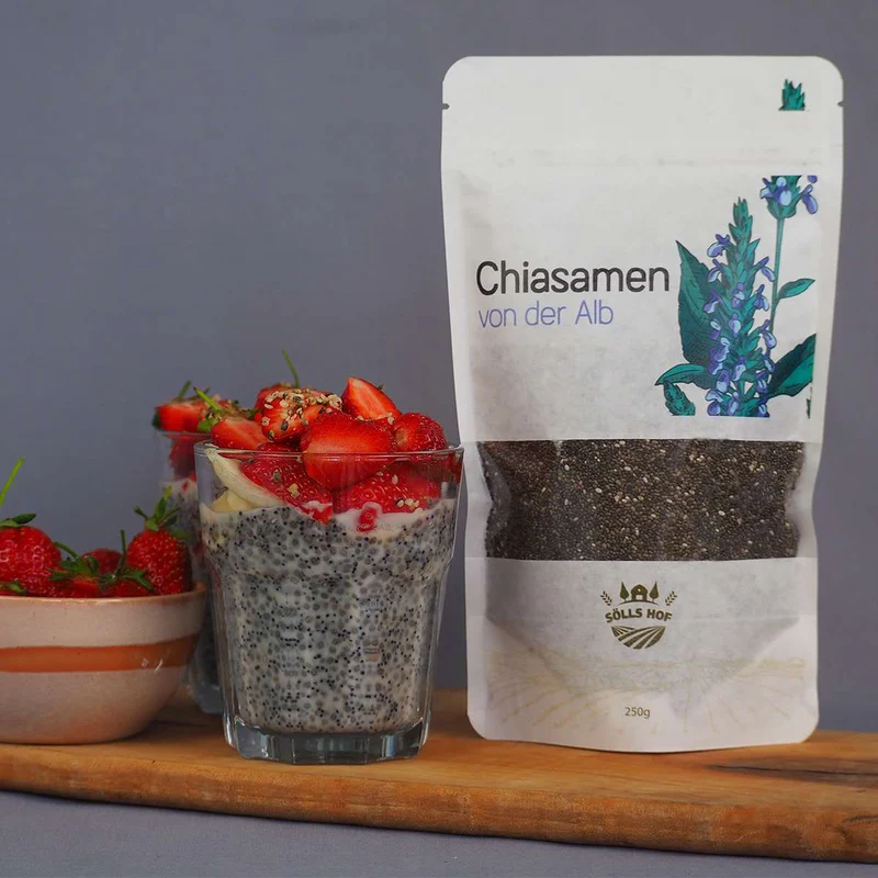 Chiasamen von der Alb mit Chia-Pudding und frischen Erdbeeren